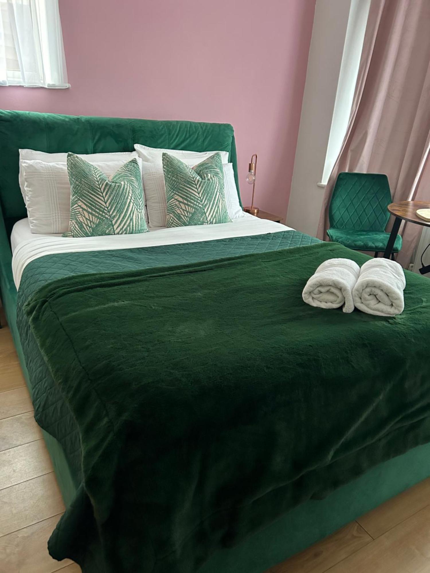 The Lily Pad Near Poole Dorset Self Contained Private Entrance And Free Parking Hotel Corfe Mullen Kültér fotó