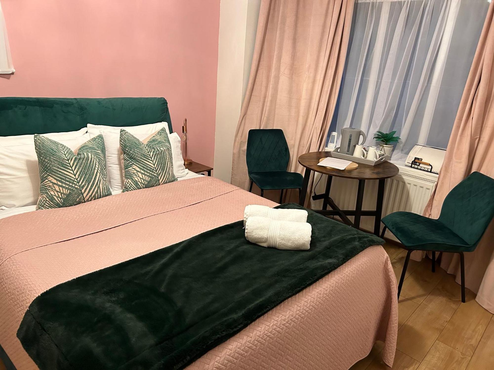 The Lily Pad Near Poole Dorset Self Contained Private Entrance And Free Parking Hotel Corfe Mullen Kültér fotó